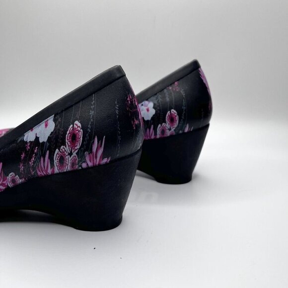 CROCS WOMEN'S LINA BLACK PURPLE FLORAL WEDGE PUMPS - 7W - Picture 6 of 11